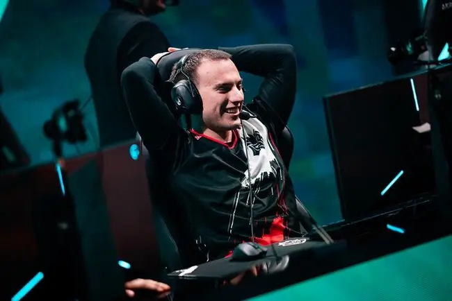 AYX-包含Rookie关键节点比分优势明显,C9带队取胜!的词条