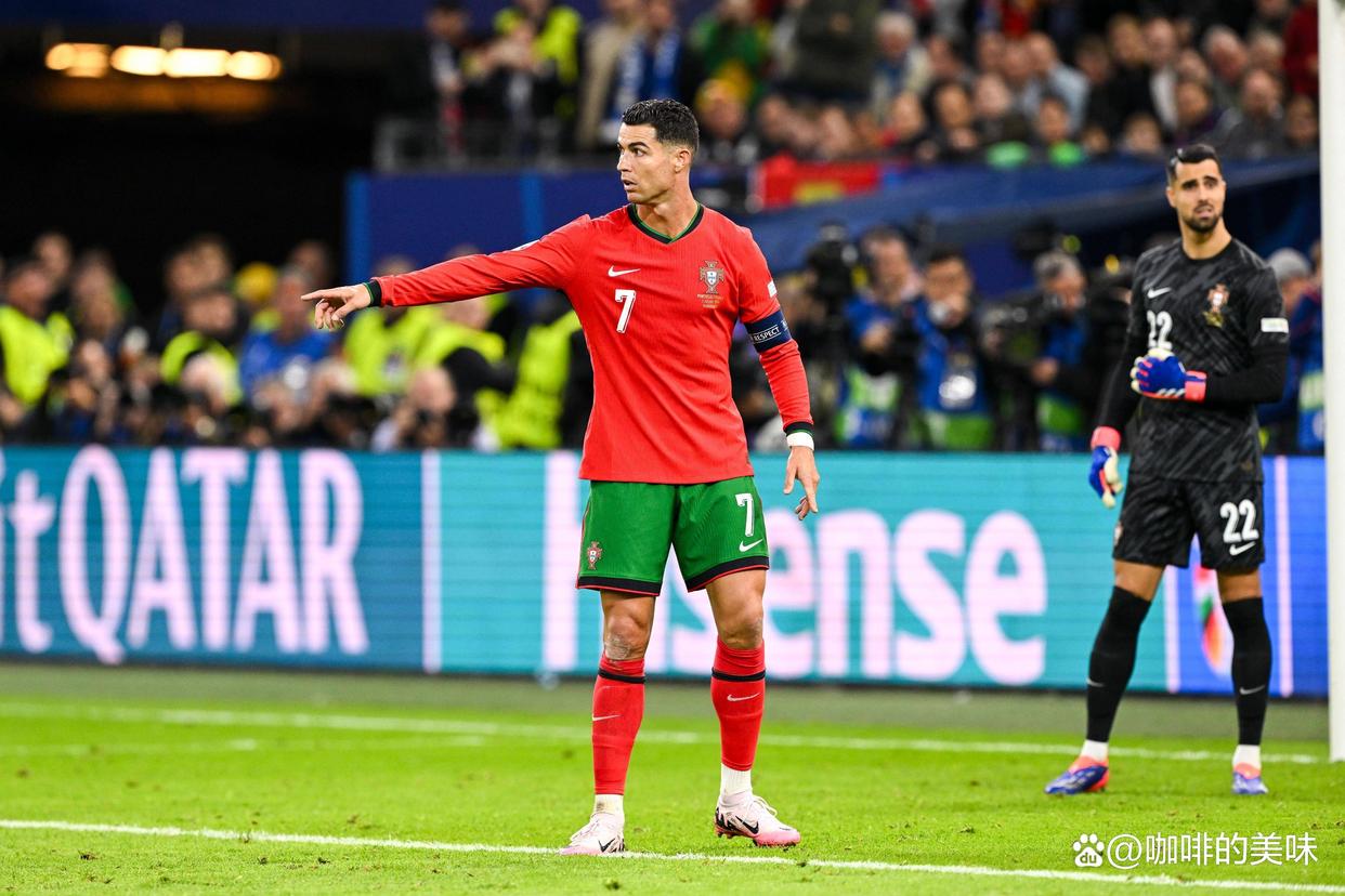 爱游戏体育-包含C罗迎来五赛季高光表现,瑞士队球迷沸腾!的词条