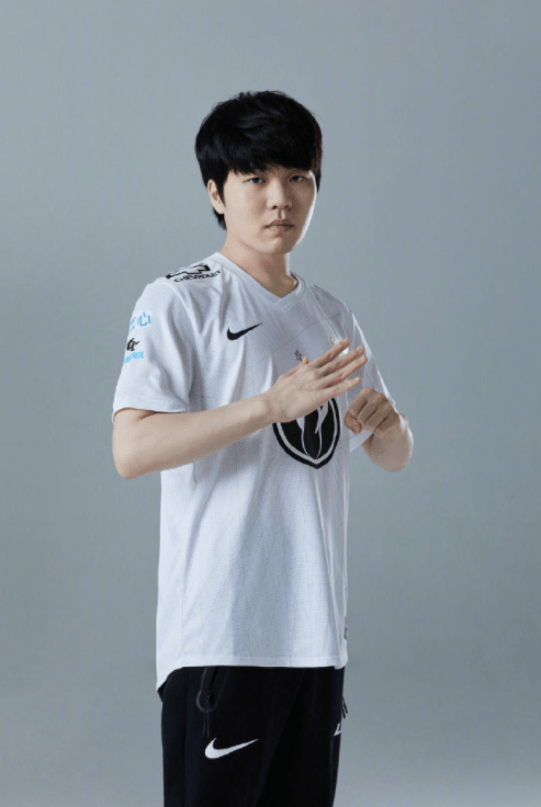 爱游戏体育-Rookie回归赛场,高光表现首场状态亮眼,FPX观众沸腾!的简单介绍